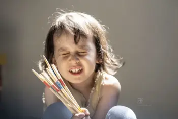 Kind mit Mikado - Foto: Schindelbeck